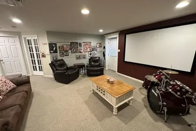 Image de 5 Br w/ Band & Piano Setup, Private Gym, Theatre & Office