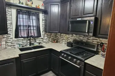 Image de Nice home in downtown 1 block from theater