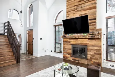 Image de Modern Elegance: Prime Location in Carrollton