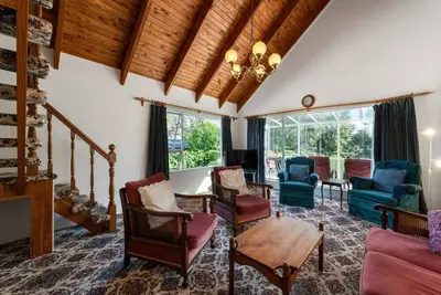 Image de Charming Hideaway with wifi, short walk to 2 Mile Bay Sailing Club and lakefront, retro style decor