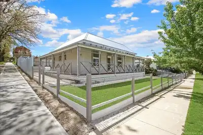 Image de Newly renovated, dog-friendly, 5 minute walk to town!