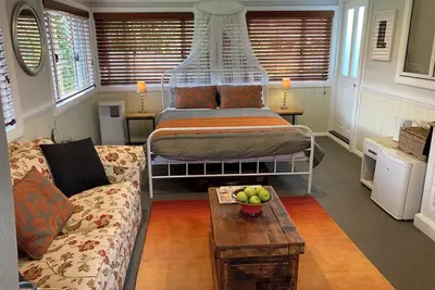 Charming country studio with WiFi and walking distance to beautiful Gloucester.