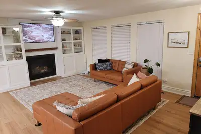 Image de Cheerful 5-bedroom home near slopes with big yard