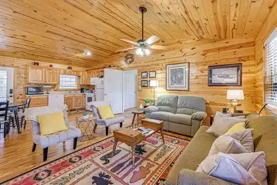 Image de 8 Mi to Chattooga River: Pet-Friendly Mtn Cabin
