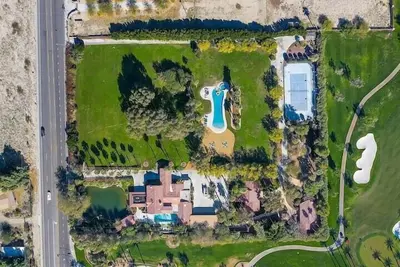 Image de 8 Bunch Palms Grand Estate
