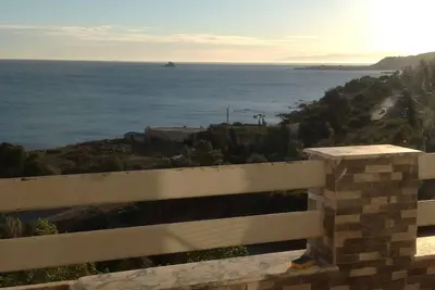 Image de Appartement moderne F3 à 5 minutes de la plage avec vue sur mer! ( Climatisé).