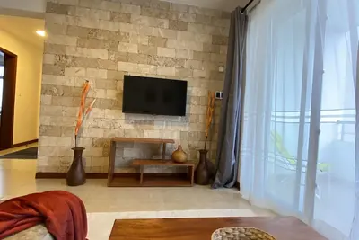 Image de King beds, wifi, smart Tv, workspace, balcony view, pool, in Nairobi Kilimani.