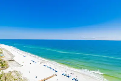 Image de Coastal Luxury Defined: Beach Colony's Beachfront Condo Exudes Elegance!