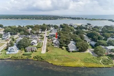Image de Just Renovated Waterfront Home. 25 Miles To The Beach (2260)