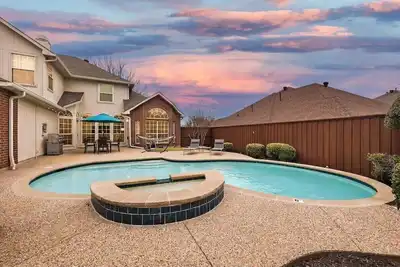 Image de 5 Bedrooms, Backyard Oasis - Groups Welcome!