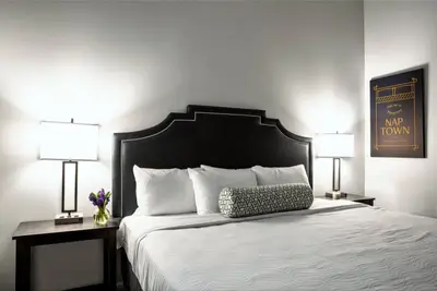 Image de 2br 2ba In The Block by CozySuites!