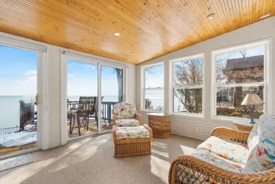 Image de Krusty Krab! Lakefront Getaway, Walk to Downtown!