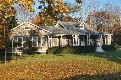 Image de Family cottage with tennis and bay access - 5 min from the beach, sleeps 9