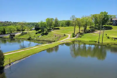 Image de True Walk-In! 2Bed/2Bath, Centrally Located W/ Relaxing Water & Golf Views.