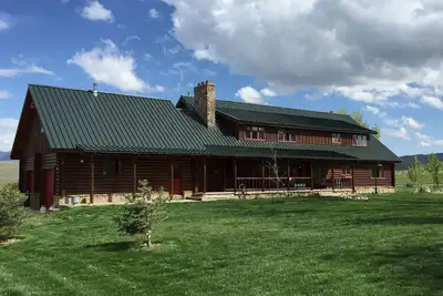Image de Beautiful Lodge with Back-Country Views and Western Charm
