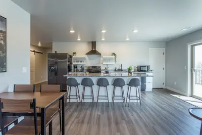 Image de The Upper Hillsview Loft, Brand New Upper Hilsview Loft