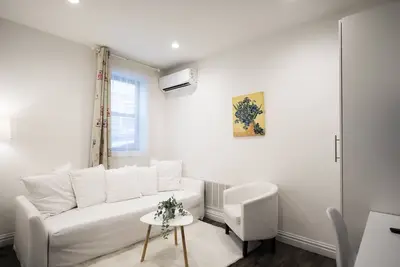 Image de Smart Home with Skylight! 1500 sqft Deck!