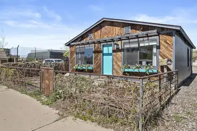 Image de Eclectic & Fun Lumberyard Urban Cabin #1 in downtown, next to Nau
