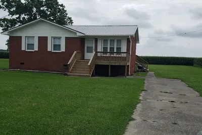 Image de 3-bedroom brick cottage in a great fishing and hunting area.