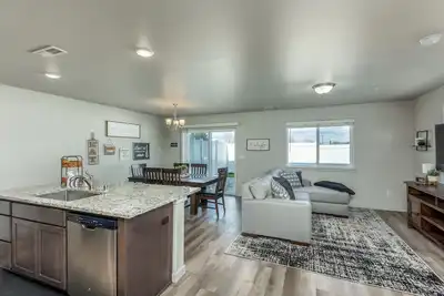 Image de Spacious kitchen suitable for large groups, close to shopping, parks & wineries.