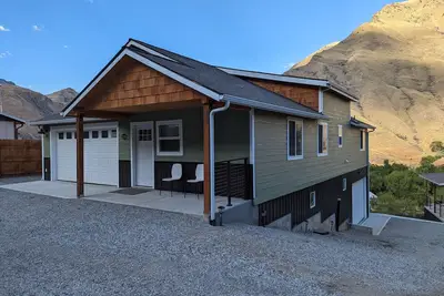 Image de Hilltop River View within walking distance to town