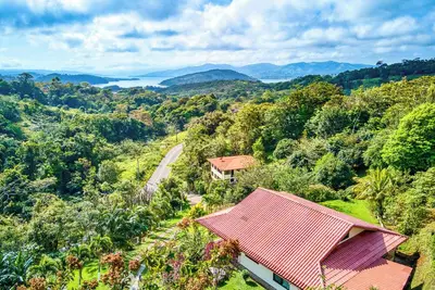 Image de Lakeview retreat, large 3br villa w/volcano view, fiber-optic and all the birds!