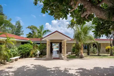 Seven Seas Villa- Private & Fully Staffed! Oceanfront with Heated Pool & Jacuzzi