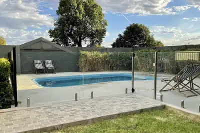 Image de Charming Hamptons Style Entertainer with Pool