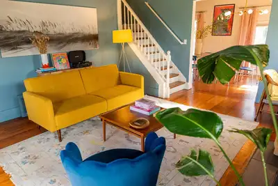 Image de Historic 4-bedroom cottage with modern updates.