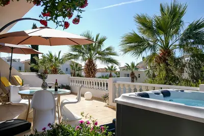 Image de Peyia Fontana - Executive spacious 2-bedroom apartment with Hot Tub & sea views