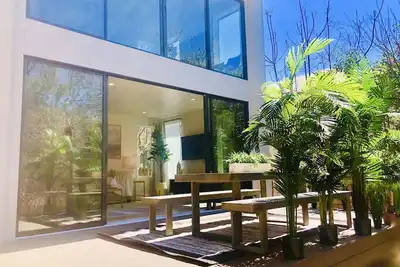 Image de Huge Deck Overlooking Waller Creek & Lush Backyard