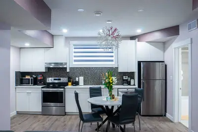 Image de New Stylish 2 bdrm suite-10min to Airport/Self check-in/Free Wifi/Free parking