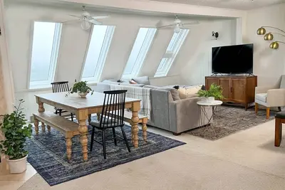 Image de Serene Leatherbark 4 Br condo, mins walk to slopes