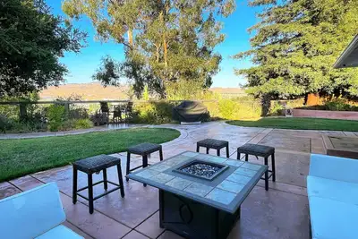 Image de Fully Remodeled home on top of the hill in Wine country with Hot Tub 🍷