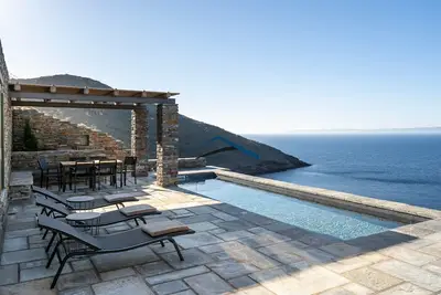 Image de Luxurios Villa Helios with a swimming pool and direct access to a sandy beach.