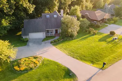 Image de Inviting & Bright Home | Hot Tub (New! ) Fireplace, Sauna, Firepit, Pac-man!