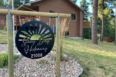 Image de Sunny Day Hideaway - Private! Fire pit, hot tub, close to Deadwood!