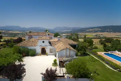 Image de Generous luxury estate with 360° views and a spacious pool