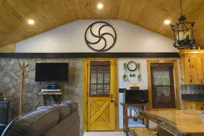 Image de Start Vacation on Friday ~ Lakeside Cottage, private beach, hot tub, and more!