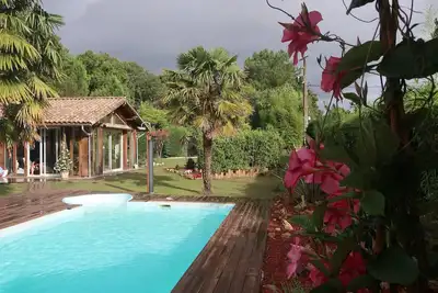 Image de Maison atypique en bois avec piscine chauffée: La pinède, l'océan et le calme