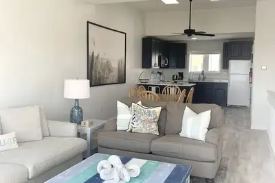 Image de Oceanfront 2bd/2ba with Pool and Private Beach Access in the Heart of Everything