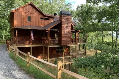 Image de Cozy Comfort meets Luxury Amenities in Mountain-View Retreat w 3 Brms & 3 Frplcs