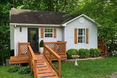 Image de Cozy lakeside cottage- fire pit/lake access