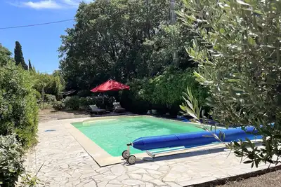 Image de Maison charmante avec piscine privée au calme à 6 minutes à pieds de la plage.