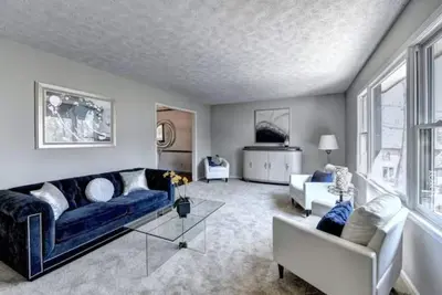 Image de Spacious 4bedroom Home\nwith private Acre lot