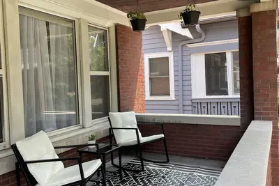 Image de Bright & airy Craftsman home in great walkable area.