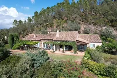 House nestled in the heart of the Massif de l'Estérel - swimming pool, beaches, hiking, skiing