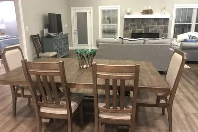 Image de 5br Lake Front House with Hot tub, Pool Table, Game room, and neighborhood Pool