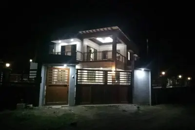 Image de Spacious private and gated modern home within walking distance to beach/resorts.