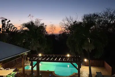 Image de Charmant Bungalow avec piscine et jardin verdoyant à 5min de la plage!